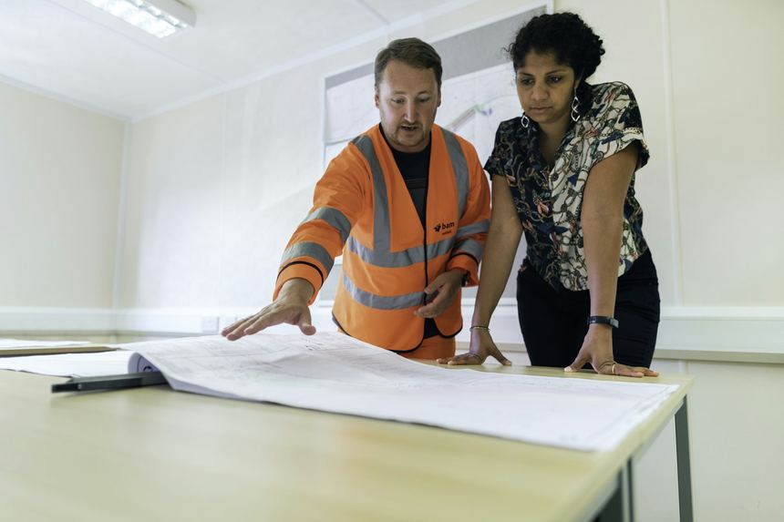 Equipo de ingeniería revisando planos de proyecto
