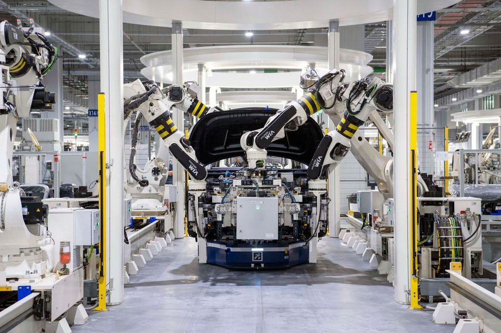 Línea de producción industrial con equipo de automatización